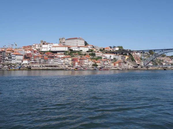 Historische gebouwen van Ribeira en dubbeldeks metalen brug Dom Luis I over de rivier de Douro in het Europese Porto in Portugal — Stockfoto