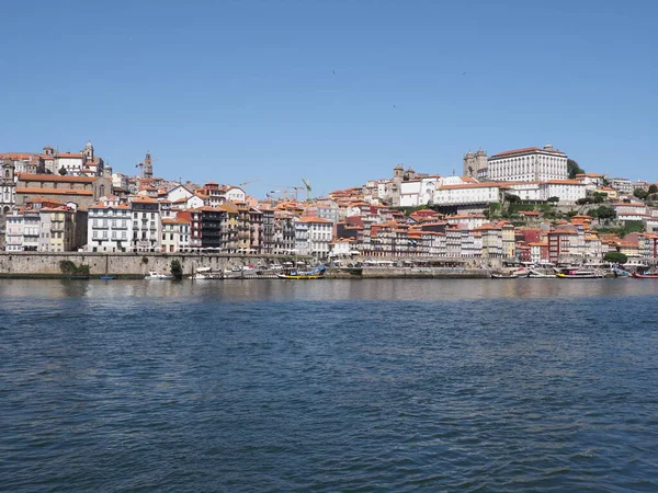 Historische gebouwen van Ribeira gebied aan de Douro rivier in het Europese Porto stad in Portugal — Stockfoto