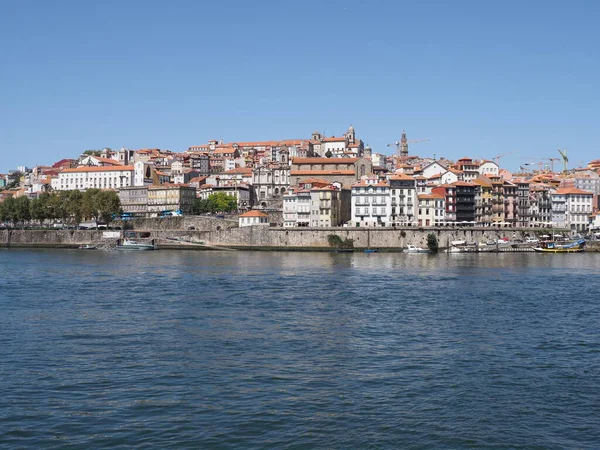 Portekiz 'in Avrupa Porto şehrindeki Douro nehrindeki Ribeira bölgesinin tarihi binaları — Stok fotoğraf