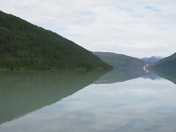 Desolate Svartisvatnet Lake Landscapes Mountains Reflected Water European Svartisen Glacier — Stock Fotó