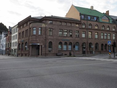 Norveç 'in Romsdal bölgesinde Avrupa' nın Alesund kentinde sokak manzarası, Temmuz 'un sıcak yaz günü 2019' da bulutlu gökyüzü.