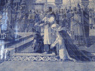 PORTO, PORTUGAL SEPTEMBER 2019: Avrupa OPORTO kentindeki Sao Bento tren istasyonunda mavi azulejo fayans dekorasyon paneli.