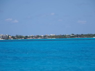 Meksika 'nın Quintana Roo eyaletindeki Cancun kenti yakınlarındaki Mujeres adasının kıyı şeridi, 2018' de açık mavi gökyüzü, sıcak kış günü, Kuzey Amerika, Mart ayında..