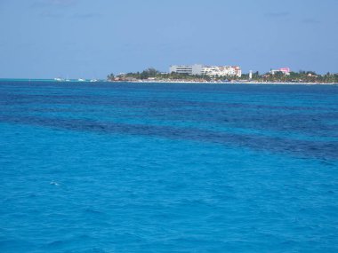 Meksika 'nın Quintana Roo eyaletindeki Cancun kenti yakınlarındaki Mujeres Adası kıyıları, 2018' in güneşli kış gününde açık mavi gökyüzü, Mart ayında Kuzey Amerika.