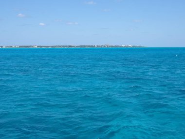 Meksika 'nın Quintana Roo eyaletindeki Isla Mujeres ile Cancun şehri arasındaki temiz su, 2018' in güneşli kış gününde açık mavi gökyüzü, Mart ayında Kuzey Amerika.
