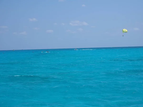Surfer Między Isla Mujeres Cancun Stanie Quintana Roo Meksyku Czyste — Zdjęcie stockowe