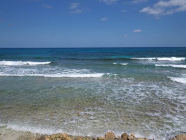 Meksika 'nın Cancun kenti yakınlarındaki Isla Mujeres' deki taşlı plaj, 2018 'in güneşli kış gününde açık mavi gökyüzü, Mart ayında Kuzey Amerika.