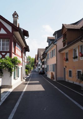 STEIN am RHEIN, SWitness ZERLAND - 2018: Schaffhausen kantonundaki Schaffhausen Avrupai kasabasında, açık mavi gökyüzü ve sıcak güneşli yaz günü-.
