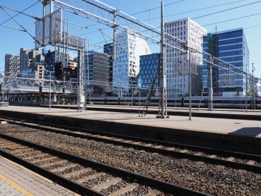 OSLO, NORway, Temmuz 2019: Avrupa 'nın başkenti Ostlandet' deki tren istasyonundan sıcak, güneşli yaz gününde açık mavi gökyüzü ile modern binalar görüldü.