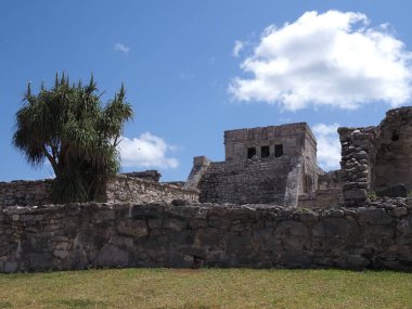 Meksika 'nın Quintana Roo kentindeki Tulum kentindeki Maya tapınağının manzaralı arkeolojik alanı, Mart' ın 2018 'inde güneşli bir kış gününde bulutlu mavi gökyüzü.