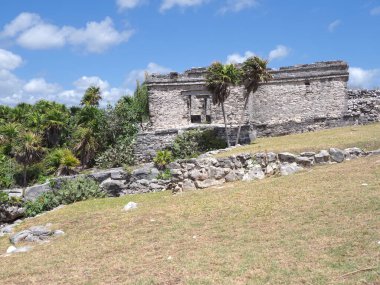 Meksika 'nın TULUM şehrindeki Maya tapınağının eski taş kalıntıları.