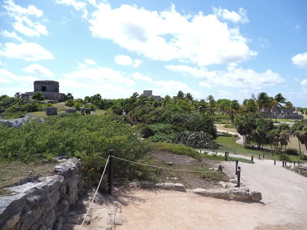 Путь и древние руины храма Майя в городе Тулум в Мексике — стоковое фото