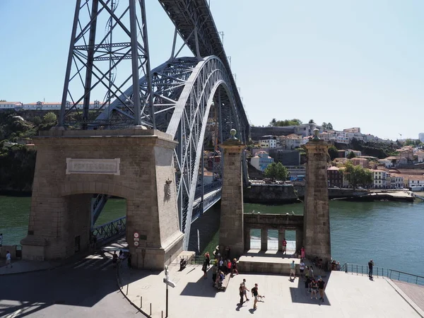 Gran puente metálico de dos pisos en Ribeira en la ciudad de Oporto en Portugal — Foto de Stock