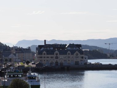 Norveç 'in Romsdal ilçesindeki Avrupa' nın Alesund limanında 2019 'un ılık yaz gününde açık mavi gökyüzü.