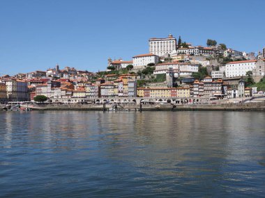 Portekiz 'in PORTO şehrindeki Douro nehrinin muhteşem Ribeira bölgesi