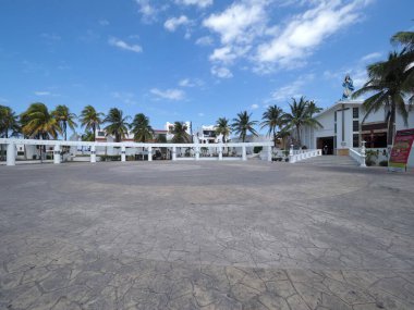 Meksika 'da Cancun şehrinin yakınlarındaki Isla Mujeres' in ana meydanı.