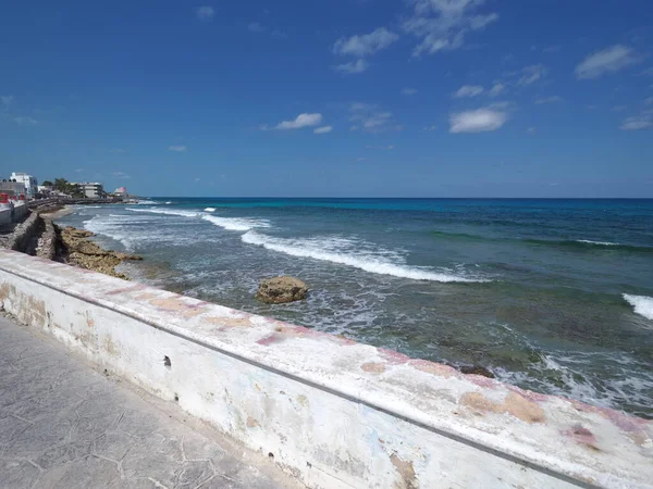 Rivage pierreux et promenade sur Isla Mujeres près de Cancun au Mexique — Photo