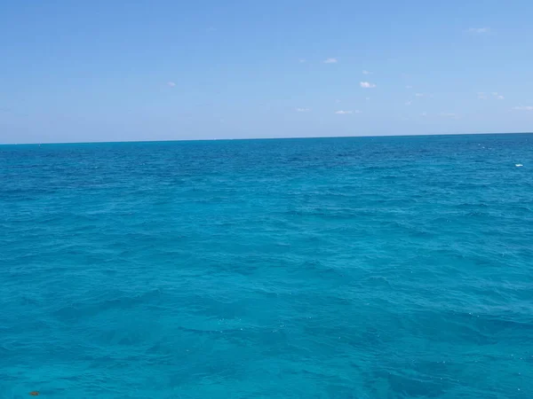 Água limpa entre Isla Mujeres e Cancun, no México — Fotografia de Stock