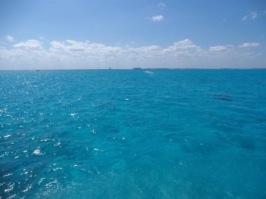 Meksika 'daki Isla Mujeres ile Cancun şehri arasında çok güzel bir su var.