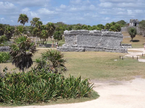 Zona di templi maya nella città di TULUM in Messico sul sito archeologico — Foto Stock