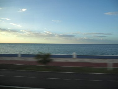 2018 'de sıcak kış akşamı, Kuzey Amerika' da Pasifik Okyanusu, Meksika 'da Campeche şehrinin koyunda bulutlu mavi gökyüzü ile görülen günbatımı,.