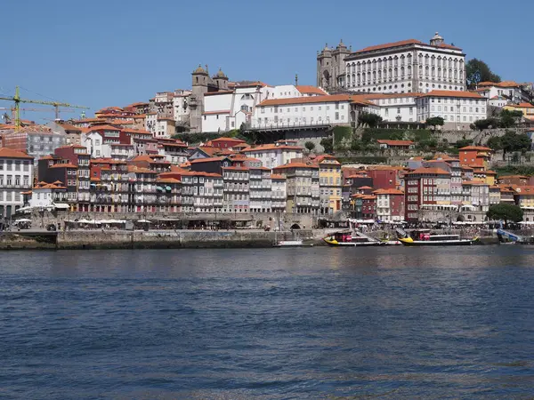 Portekiz 'in PORTO şehrindeki Douro nehrinin Ribeira bölgesinin rıhtımı — Stok fotoğraf