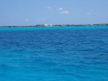 Meksika 'daki Quintana Roo' da Cancun kenti yakınlarındaki Isla Mujeres manzarası