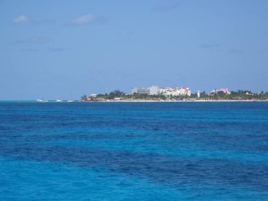 Meksika 'daki Quintana Roo' da Cancun şehri yakınlarındaki Mujeres Adası kıyıları.