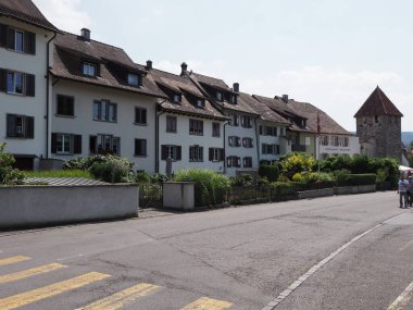 STEIN am RHEIN, AĞUSTOS 2018: Sıcak, güneşli yaz gününde açık mavi gökyüzü ile Avrupa 'nın Canton Schaffhausen kentindeki konut ve ortaçağ kulesi.