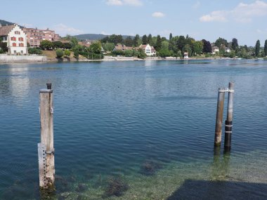 Ren nehri Avrupa 'da STEIN am RHEIN kasabasında İsviçre' de Schaffhausen kantonunda, açık mavi gökyüzü 2018 'de güneşli bir yaz günü.