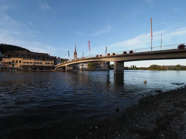 Straßenbrücke über den Rhein in der Stadt STEIN am RHEIN im Kanton Schaffhausen in der SCHWEIZ — Stockfoto
