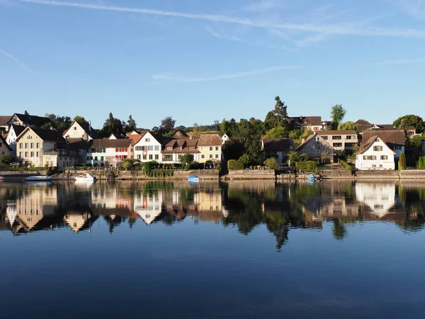 Edificios reflejados en el río Rin en STEIN am RHEIN en Suiza —  Fotos de Stock