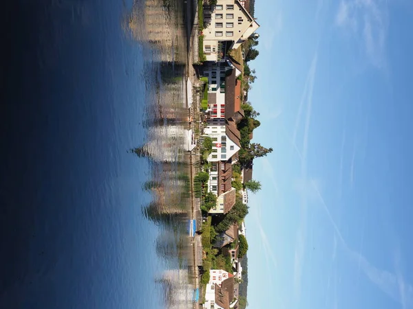 Casas reflejadas en el agua en STEIN am RHEIN en Suiza - vertical —  Fotos de Stock