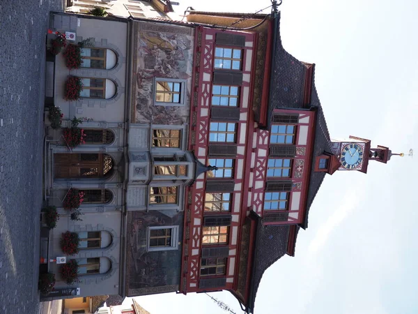 Rådhus i europeiska Stein am Rhein stad på stora torget i Schweiz - vertikal — Stockfoto