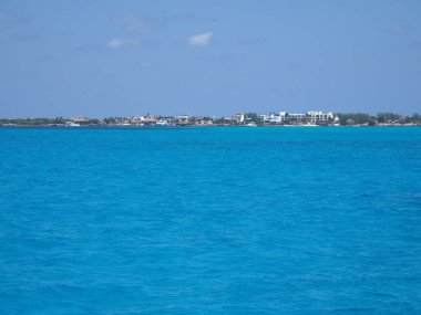 Meksika 'nın Quintana Roo eyaletindeki Cancun kenti yakınlarındaki Isla Mujeres Adası manzarası, 2018' in güneşli kış gününde açık mavi gökyüzü, Mart ayında Kuzey Amerika.