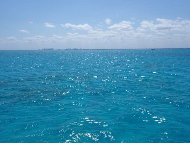 Meksika 'nın Quintana Roo eyaletindeki Isla Mujeres ve Cancun şehri arasındaki muhteşem su, 2018' in güneşli kış gününde açık mavi gökyüzü, Kuzey Amerika, Mart ayında.