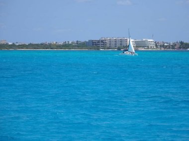 Meksika 'nın Quintana Roo eyaletindeki Cancun kenti yakınlarındaki Isla Mujeres adasının kıyı şeridi, 2018' in güneşli kış gününde açık mavi gökyüzü, Kuzey Amerika, Mart ayında.