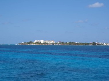 Meksika 'nın Quintana Roo eyaletindeki Cancun kenti yakınlarındaki Ada Mujeres' e panoramik manzara, 2018 'de açık mavi gökyüzü, sıcak kış günü, Kuzey Amerika, Mart ayında.