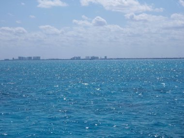 Meksika 'nın Quintana Roo eyaletindeki Isla Mujeres ile Cancun şehri arasındaki temiz su, 2018' in güneşli kış gününde açık mavi gökyüzü, Mart ayında Kuzey Amerika.