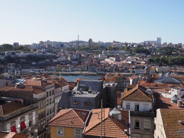 Portekiz 'in Avrupa Porto şehrindeki Ribeira bölgesinin kırmızı çatılarına manzara, Eylül' ün sıcak ve güneşli 2019 yazında açık mavi gökyüzü.