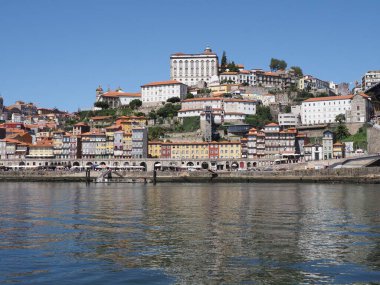 Portekiz 'in Avrupa Porto şehrindeki Douro nehrinin manzaralı Ribeira bölgesi, Eylül' ün sıcak yaz günü 2019 'da açık mavi gökyüzü.