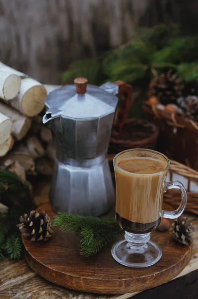 咖啡壶和一杯咖啡与圣诞装饰品桌上 — 图库照片