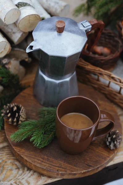 咖啡壶和一杯咖啡与圣诞装饰品桌上 — 图库照片