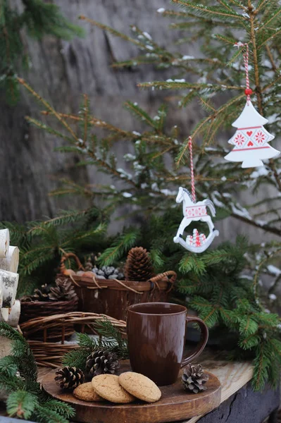 Kopje koffie op de tabel met kerstversiering — Stockfoto