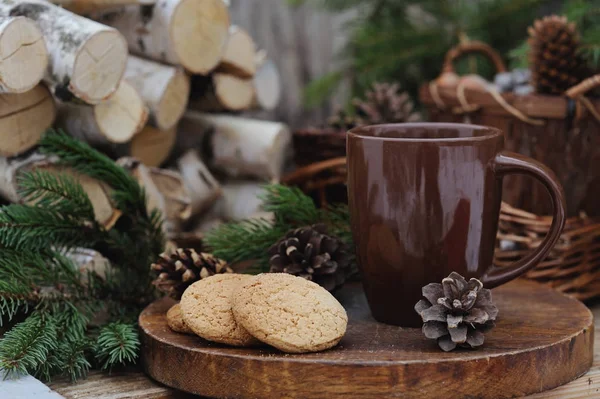 Новогодние украшения и чашка кофе с печеньем на деревянном столе — стоковое фото
