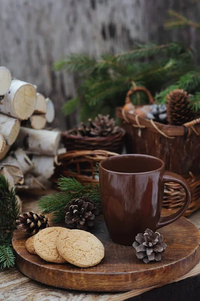 Новогодние украшения и чашка кофе с печеньем на деревянном столе — стоковое фото