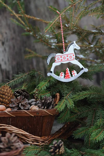 Nieuwjaar speelgoed van paard op boom met kerstversiering — Stockfoto