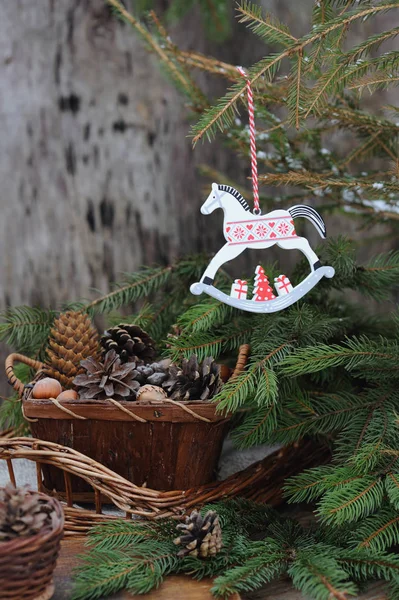 Nieuwjaar speelgoed van paard op boom met kerstversiering — Stockfoto