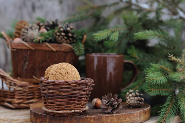 Kopje koffie met koekjes en kerstversiering op rustieke achtergrond — Stockfoto
