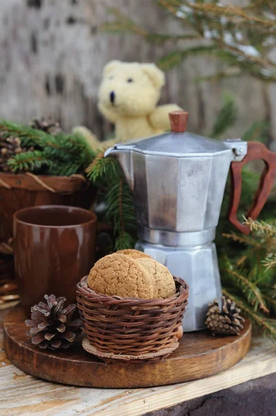 Cafetière vintage avec café et panier à biscuits sur table en bois de vacances — Photo